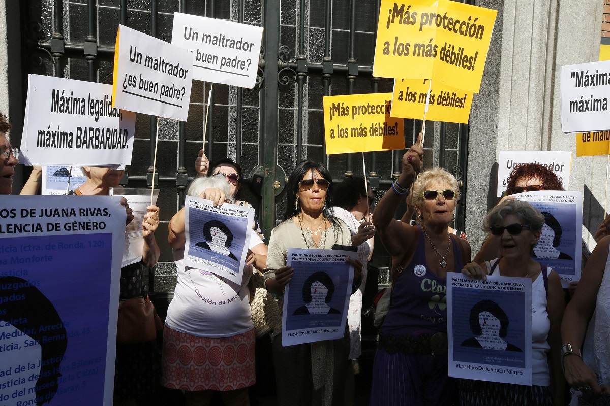 Plataformas en apoyo a Juana Rivas, en busca y captura por no entregar a sus hijos al padre, protestan esta mañana frente al Ministerio de Justicia en Madrid