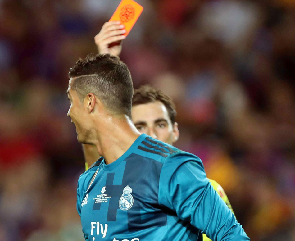 El árbitro, de Burgos Bengoechea, expulsa al delantero portugués del Real Madrid Cristiano Ronaldo durante el partido de ida de la Supercopa de España. 