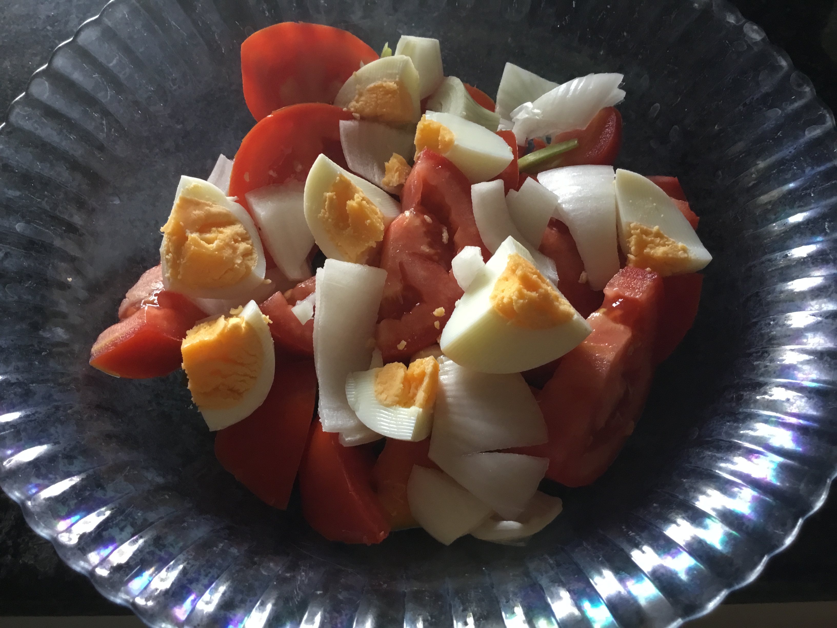 Ensalada de tomates de pera con huevo duro y arroz con verduritas y atún 