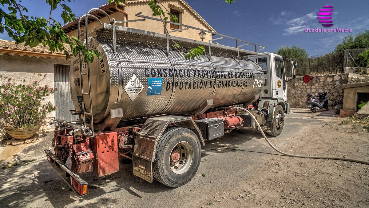 Camión cisterna abasteciendo los pueblos de Guadalajara