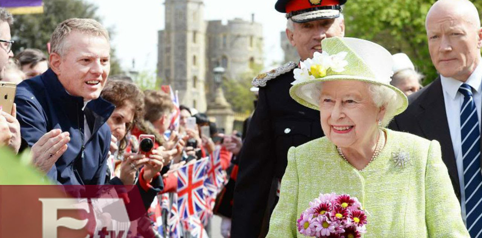 La reina Isabel II saluda a simpatizantes de la monarquía