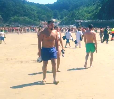 Imagen del 'héroe' anónimo que salvó a un hombre en las playas de Cudillero