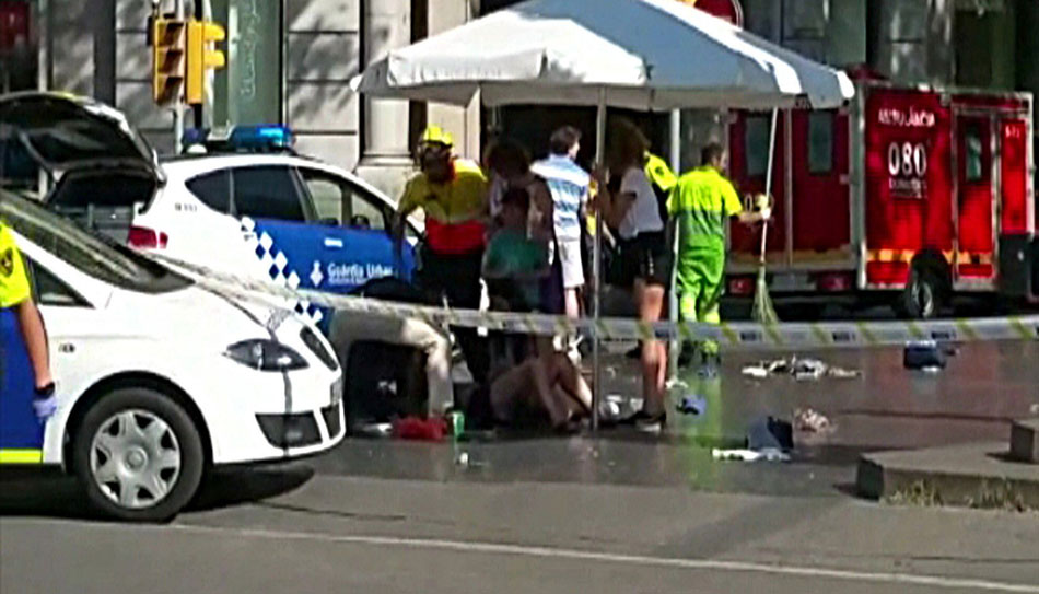 Imagen de televisión del lugar donde una furgoneta ha atropellado esta tarde a varias personas que paseaban por las Ramblas de Barcelona.