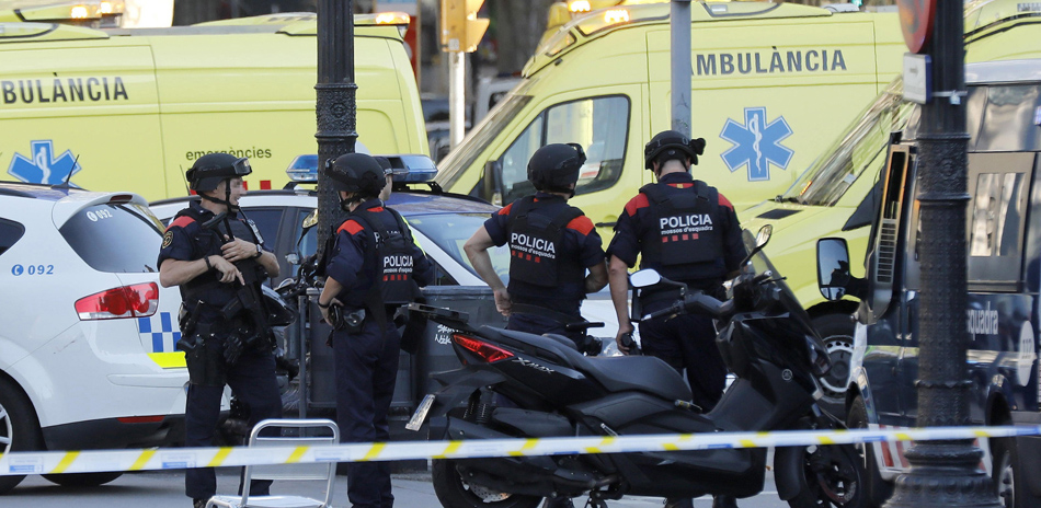 Efectivos policiales en el lugar en el que una furgoneta ha atropellado esta tarde a varios peatones que paseaban por las Ramblas de Barcelona