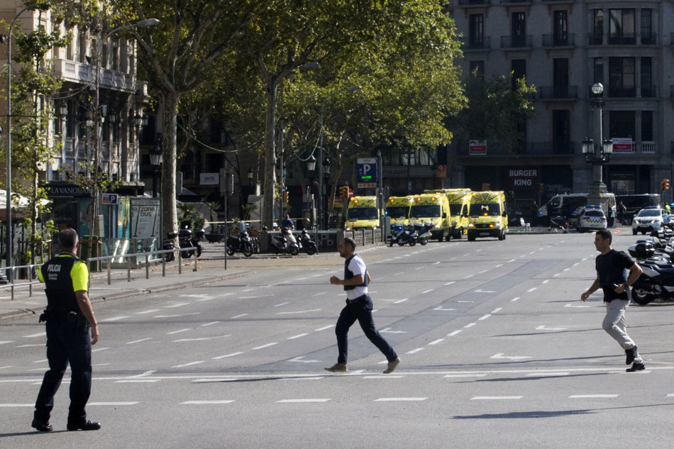 Las inmediaciones de la Rambla han sido desalojadas por completo