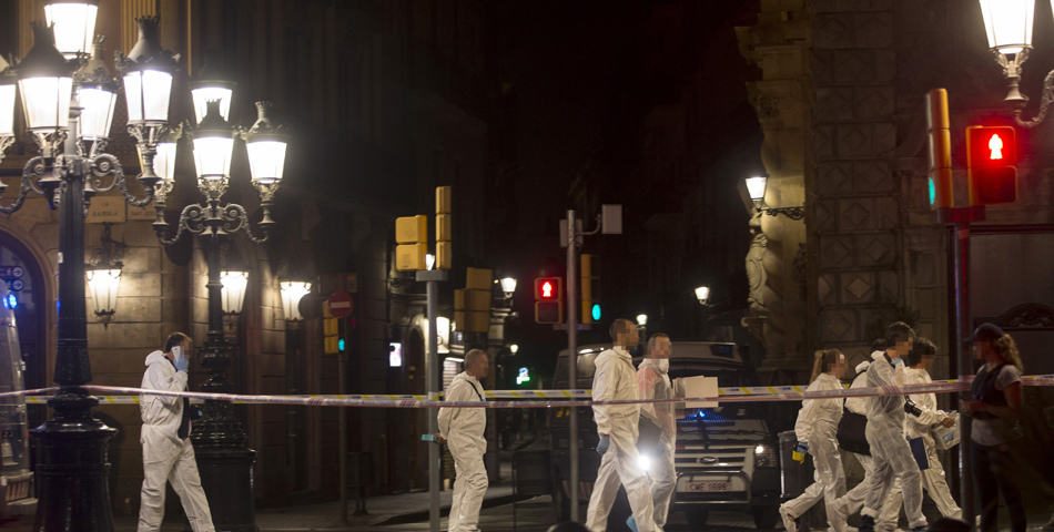 Mossos d´Esquadra, de la brigada científica, trabajan en el lugar del atentado ocurrido por la tarde en las Ramblas de Barcelona