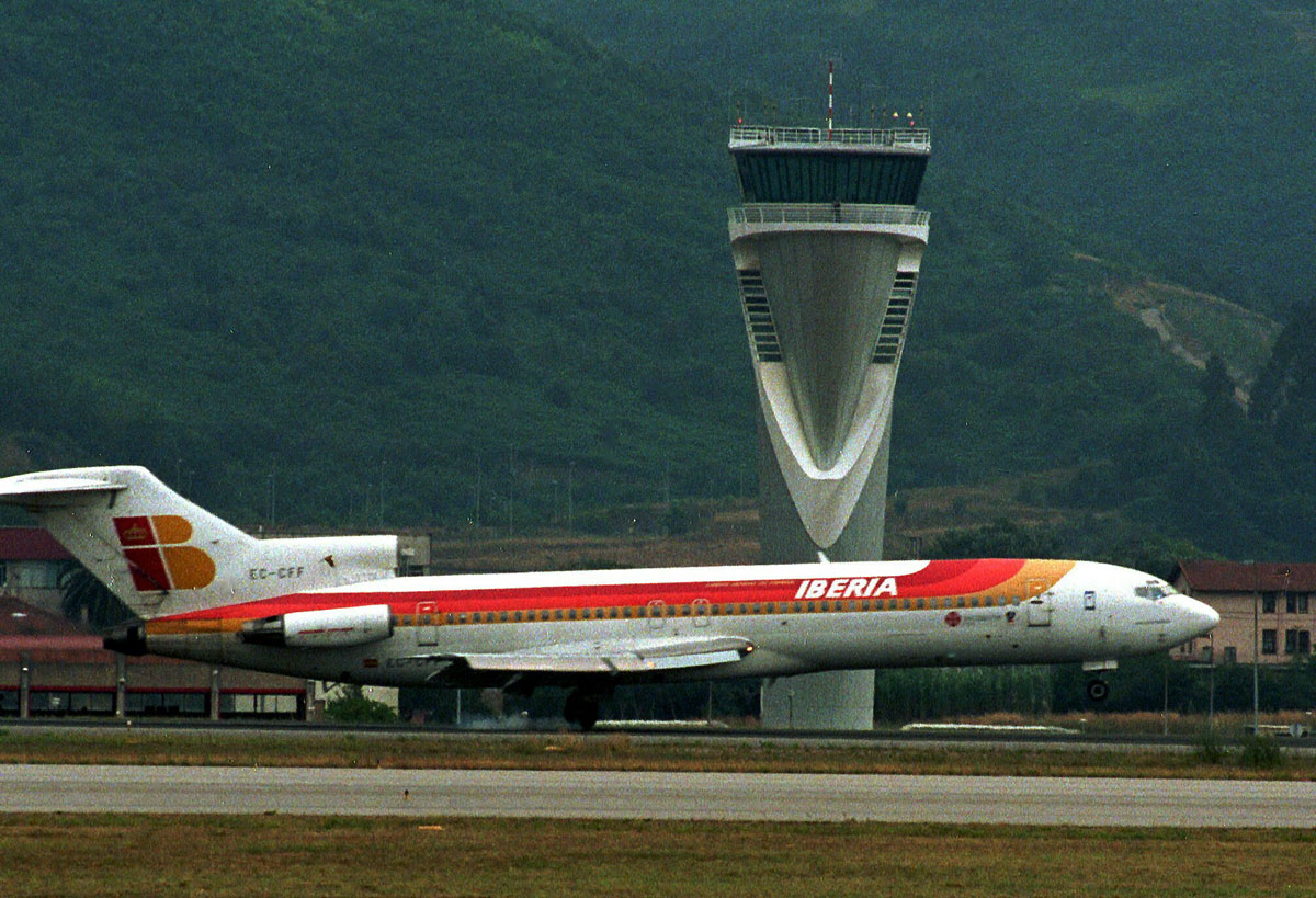 Un avión de Iberia despegando. EFE