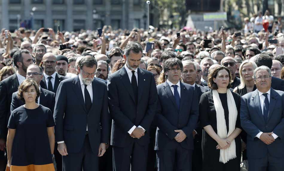 Felipe VI, Mariano Rajoy, Carles Puigdemont, entre otros, en el minuto de silencio en la plaza de Cataluña. 