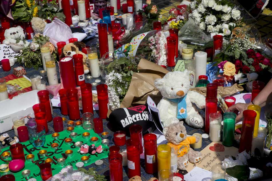 Imagen de archivo de las flores, velas encendidas y diversos objetos en La Rambla de Barcelona, en homenaje a las víctimas de los atentados. EFE