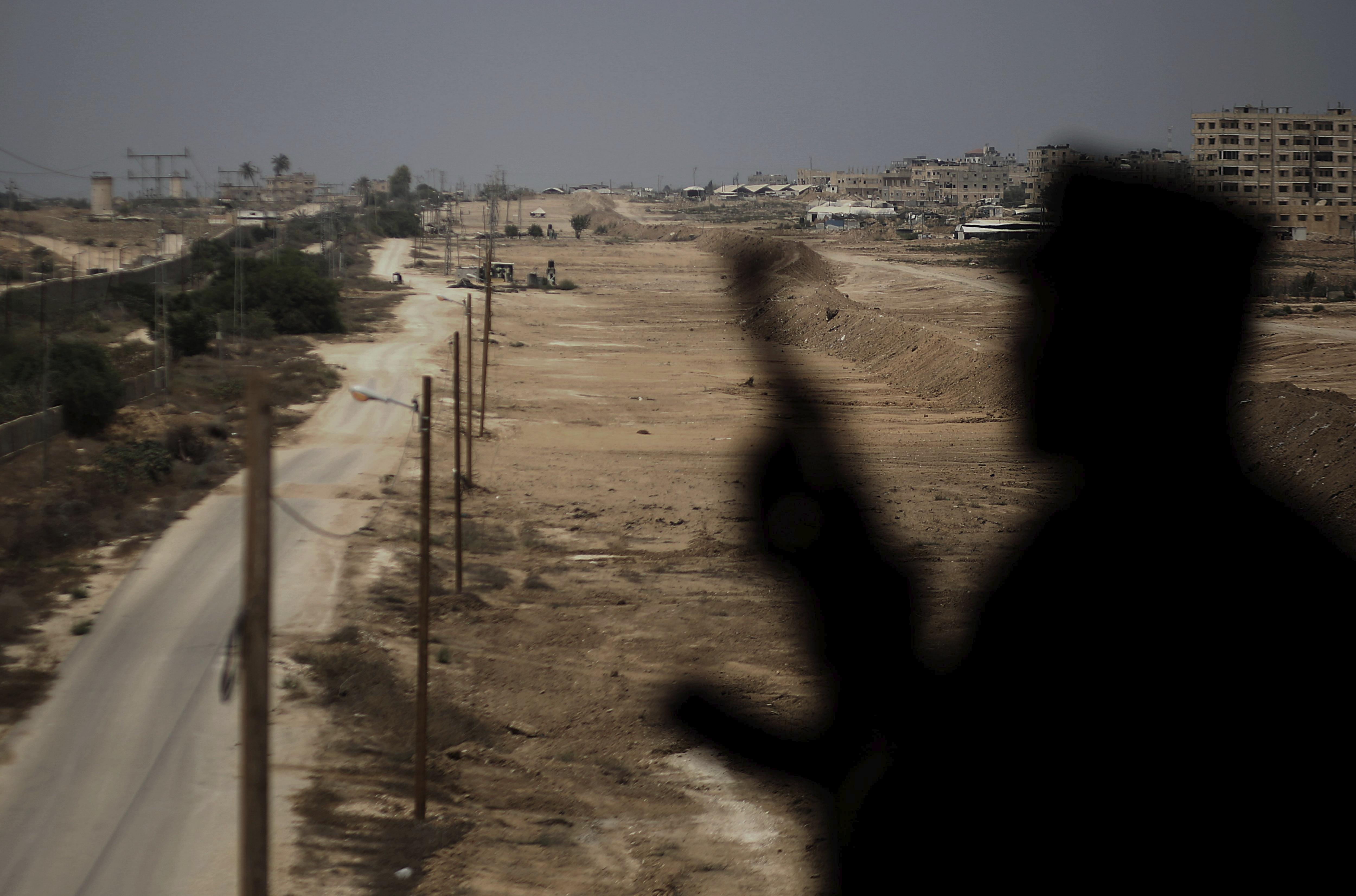 Agentes de seguridad de Hamás montan guardia cerca del borde que separa Gaza de Egipto. EFE