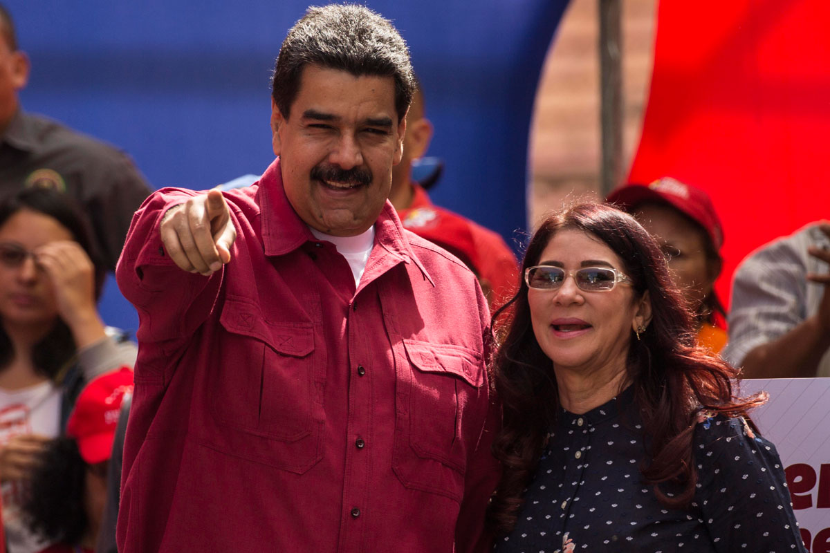 El presidente de Venezuela Nicolás Maduro (i) y la primera dama Cilia Flores (d) 