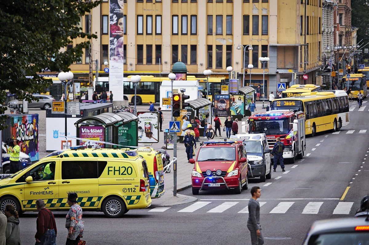 Efectivos de la policía y cuerpos de seguridad del Estado vigilan la céntrica plaza finlandesa de Turku