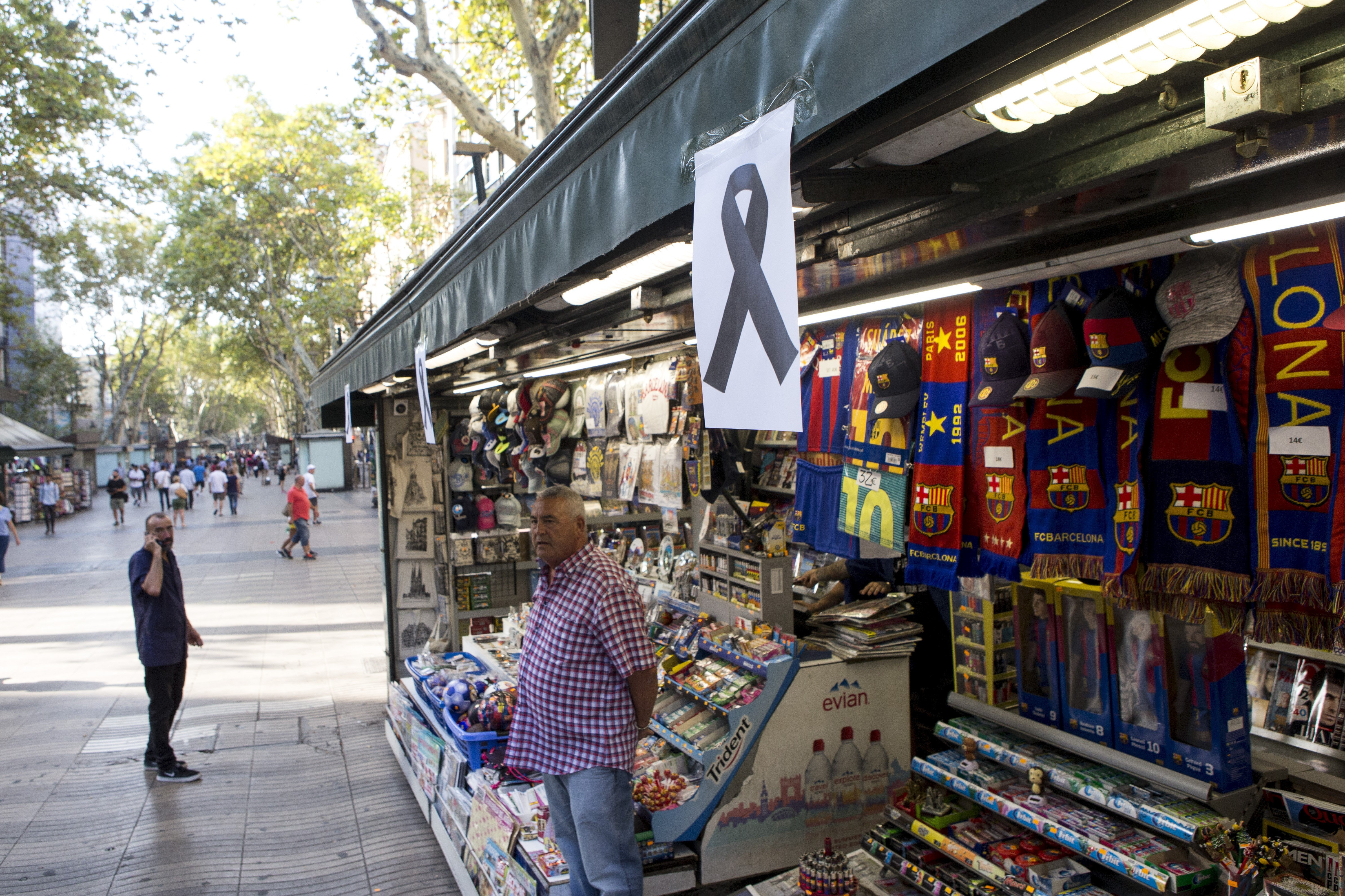 Un lazo negro cuelga de uno de los kioskos de las Ramblas de Barcelona tras los atentados yihadistas. 