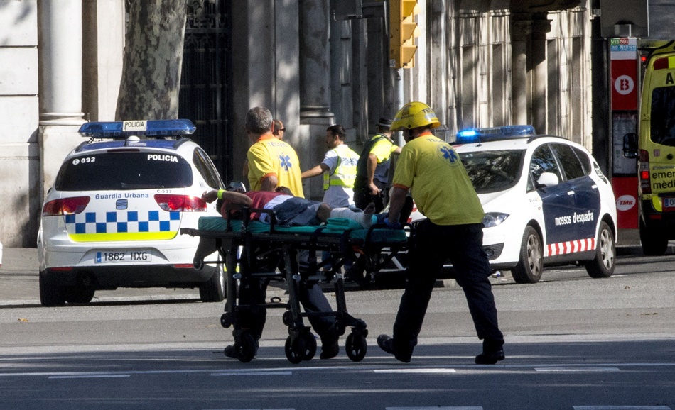 Los servicios de emergencia evacúan a una de las víctimas del atentado de Barcelona. 