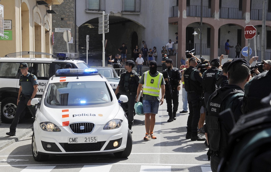 Los Mossos registran la casa del imán de Ripoll buscando pistas de los atentados