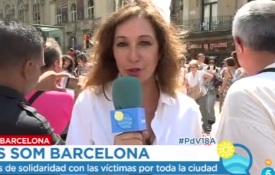 Ana Rosa Quintana durante la retransmisión en directo desde la Rambla de Barcelona.