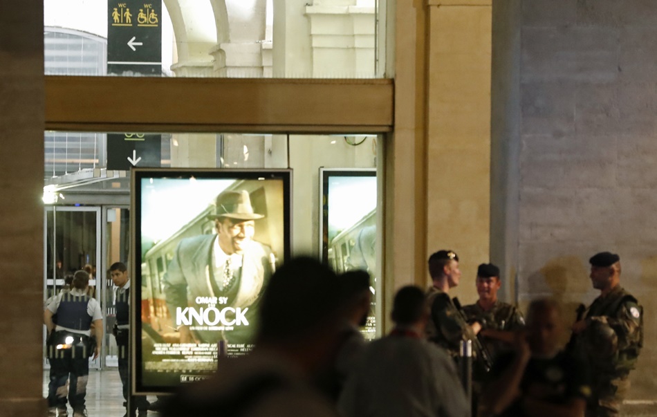 El ministro del Interior francés, Gérard Collomb, realiza declaraciones a los periodistas momentos antes del inicio de la Vuelta a España 2017, hoy en Nimes.  