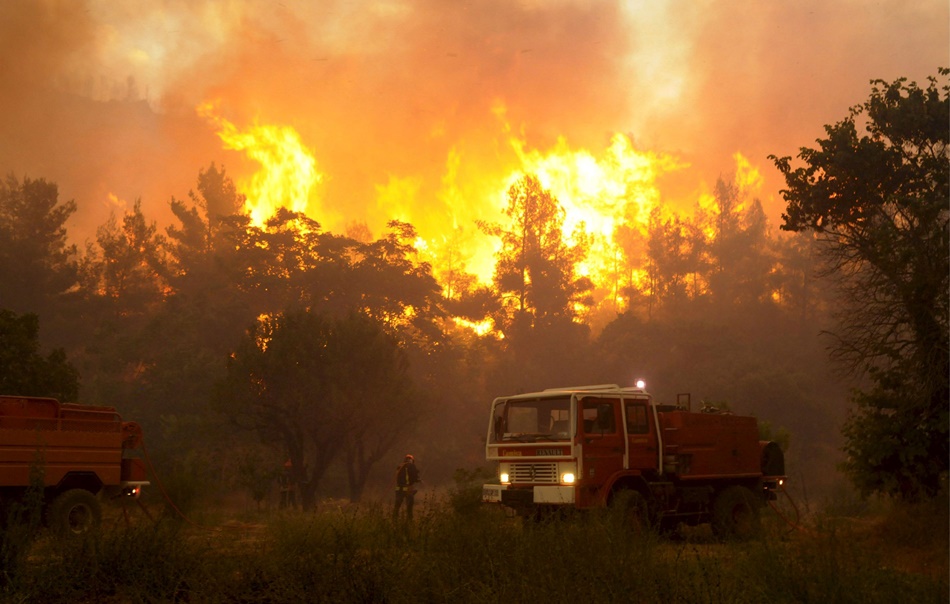 Un retén de bomberos lucha contra las llamas a las afueras de Marsella (Francia). 