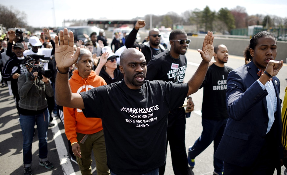 Imagen de la marcha de este sábado en California contra los supremacistas blancos. 