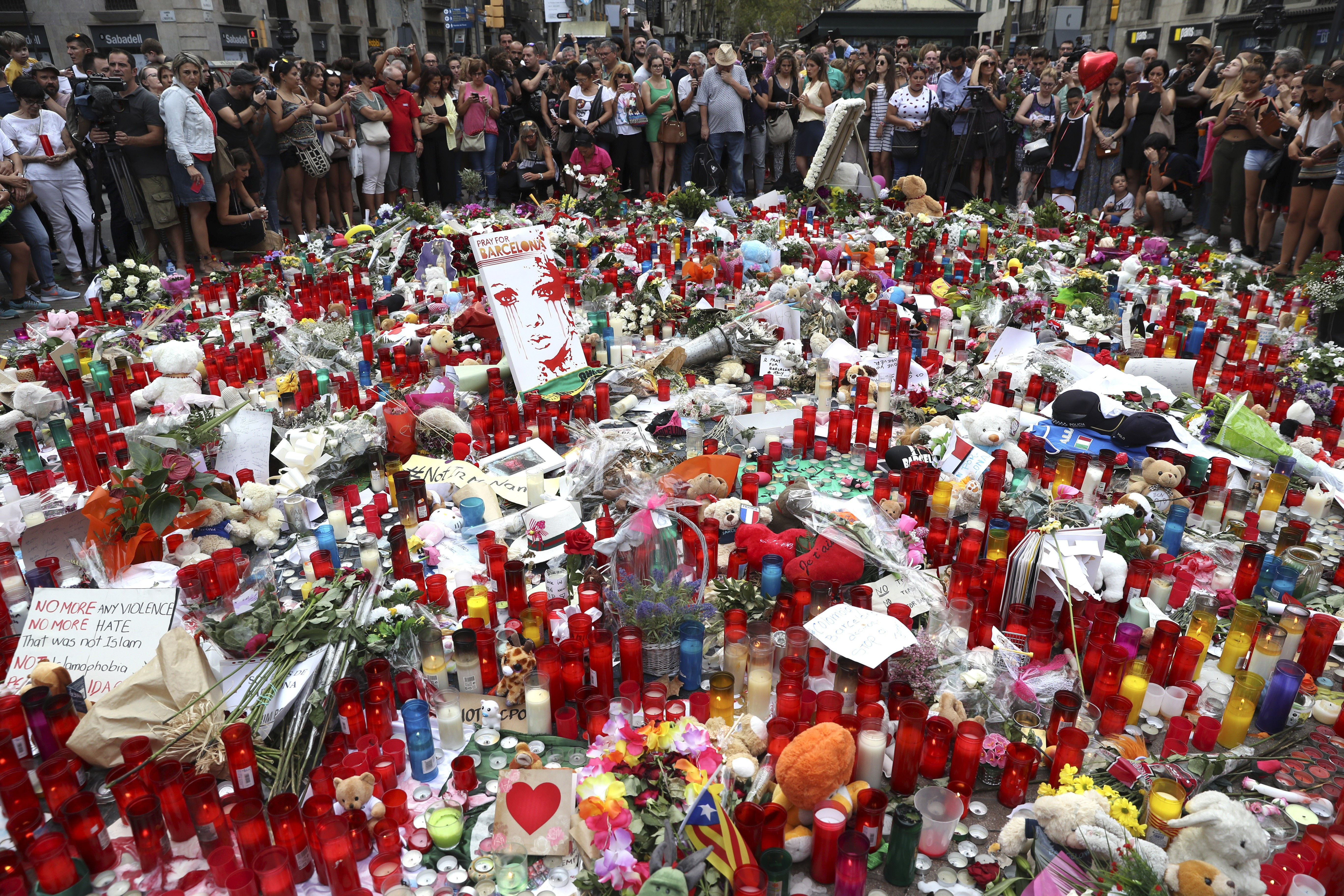 El mosaico de Miró se puede ver hoy repleto de muestras de apoyo en forma de flores y velas.