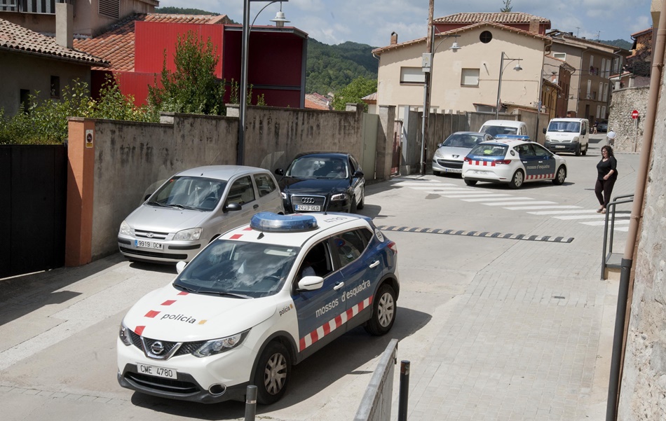 Coches de los Mossos d'Esquadra patrullando por el interior de la localidad de Ripoll.