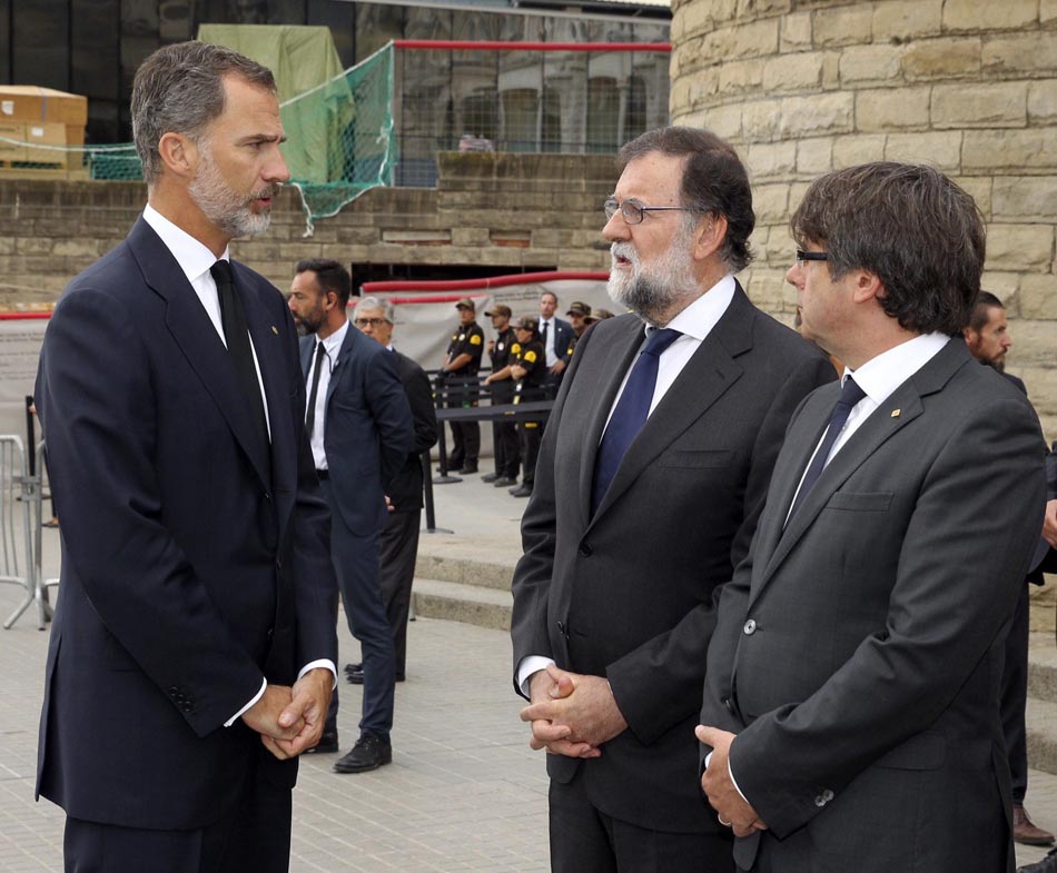 Felipe VI, Mariano Rajoy y Carles Puigdemont en la Sagrada Familia. 