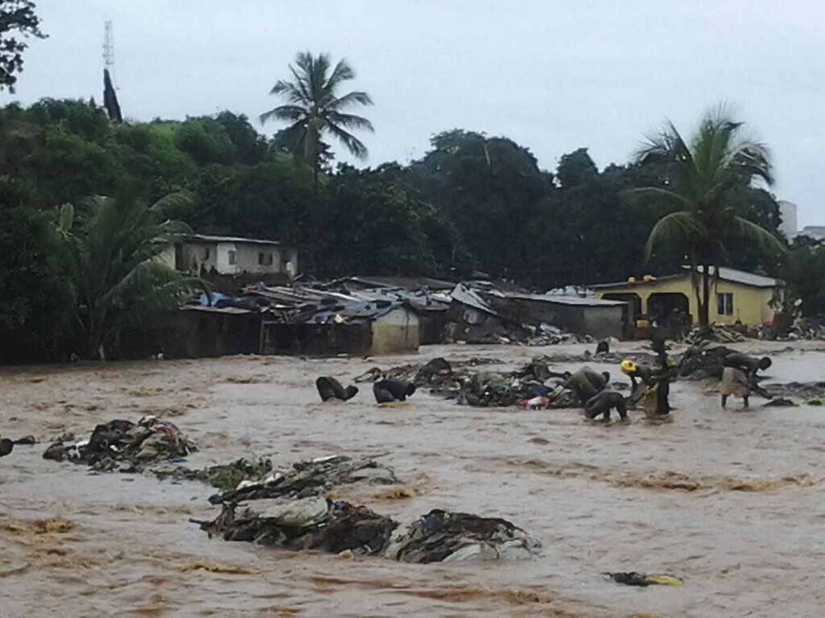 Vista general de las inundaciones causadas por un deslizamiento de tierra en Sierra Leona. 