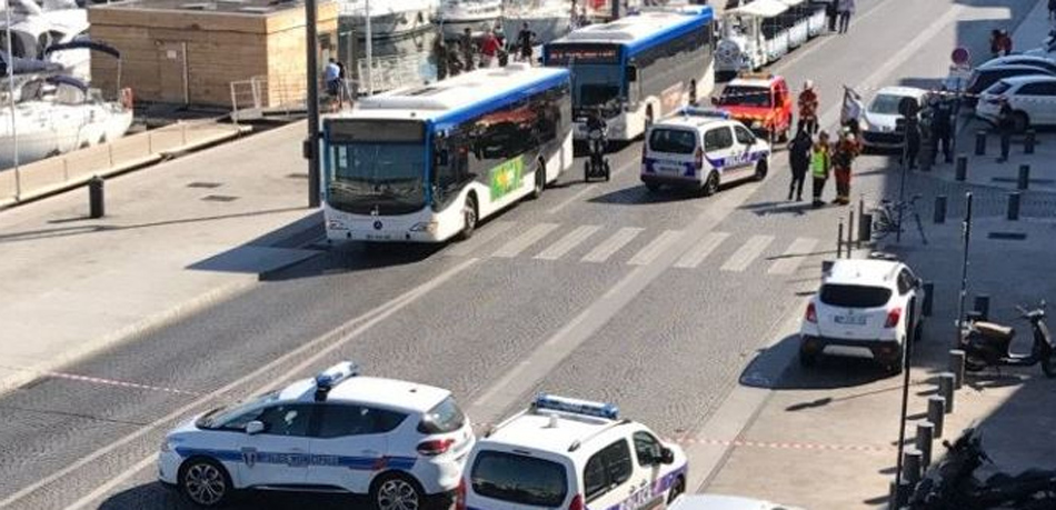 Imagen de Marsella, donde un coche se ha estrellado contra dos paradas de autobús