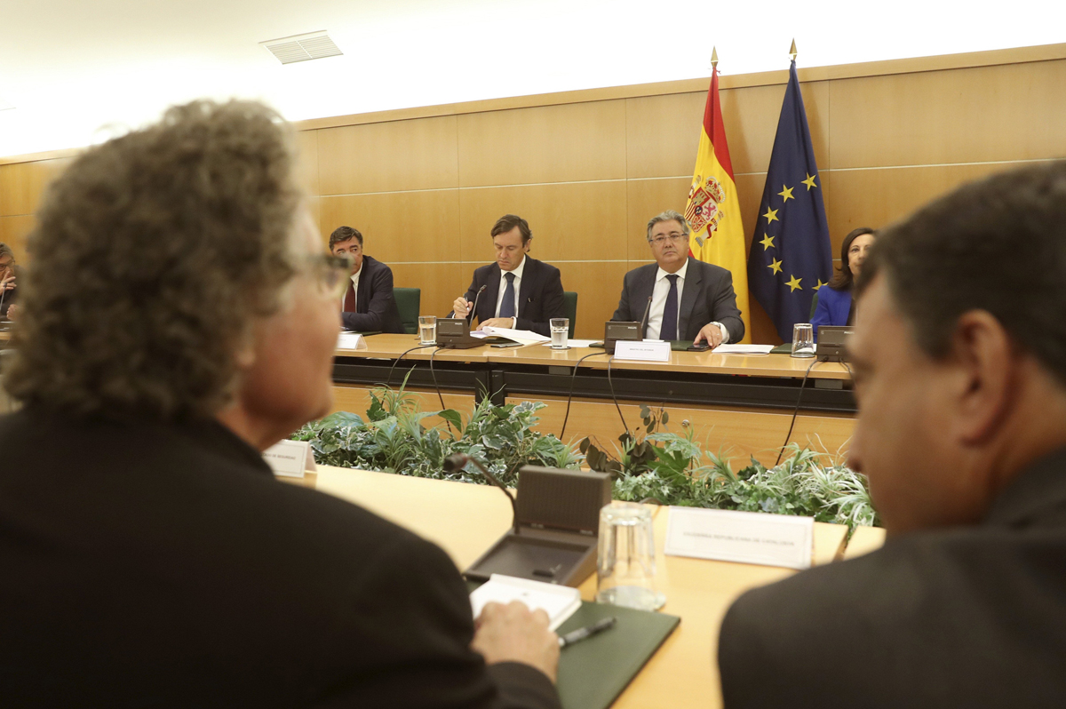 El ministro del Interior, Juan Ignacio Zoido (c), preside la reunión del pacto antiyihadista, tras los atentados de La Rambla de Barcelona y Cambrils