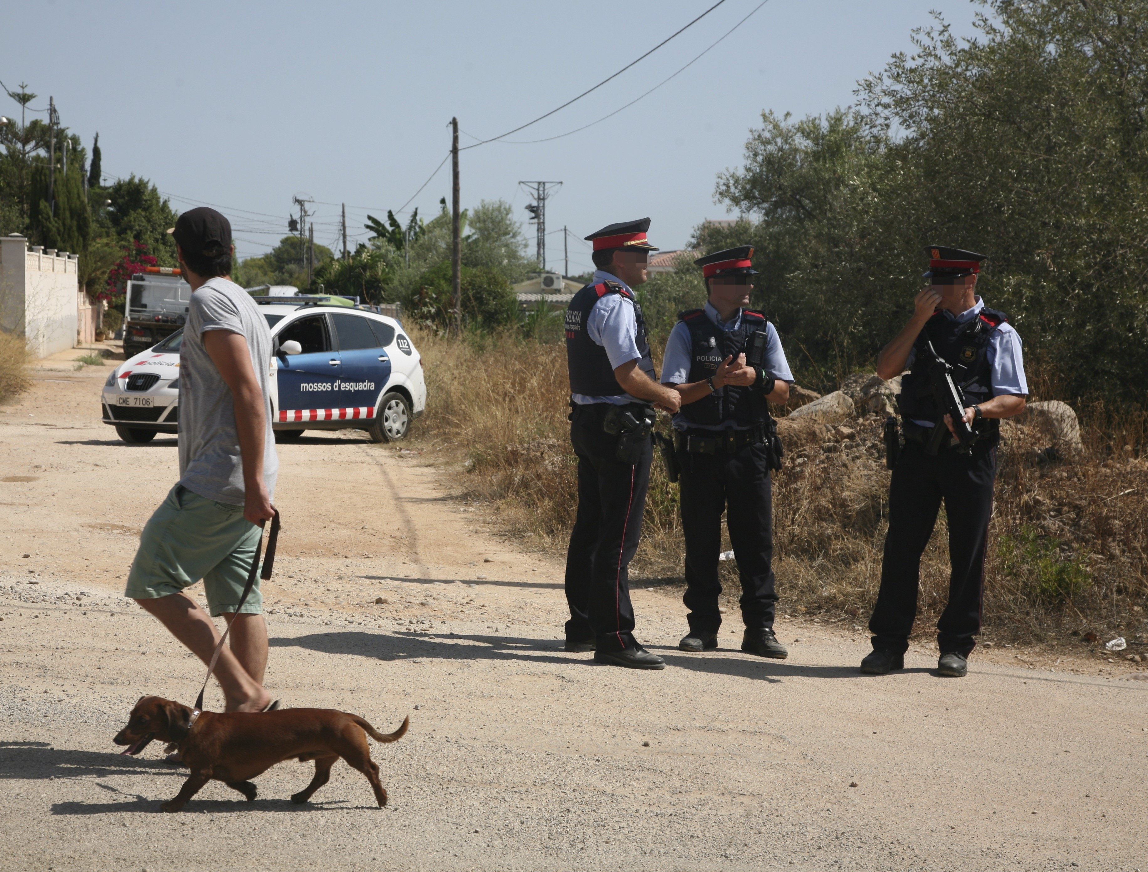 Efectivos de los Mossos en los alrededores de la casa de Alcanar