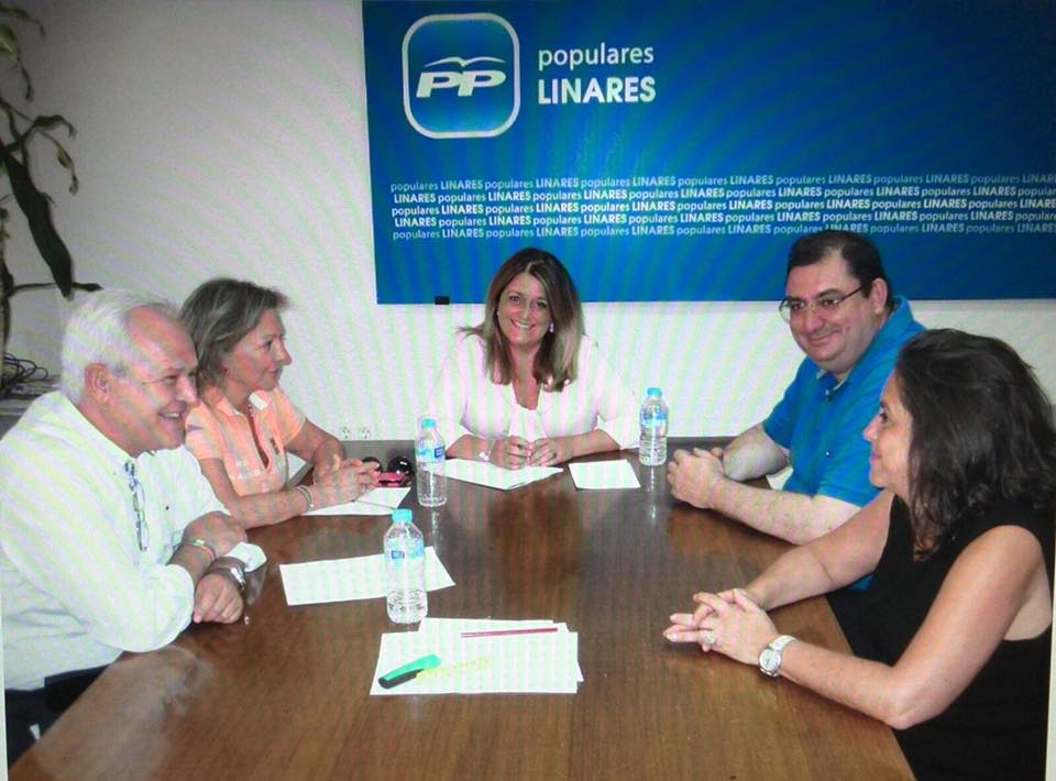 Ángeles Isac, presidenta del PP de Linares (en el centro), en una reunión de partido.