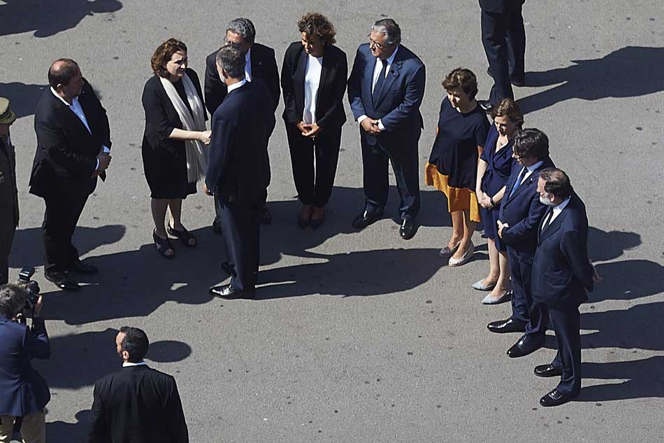 Felipe VI saluda a Ada Colau en presencia de Mariano Rajoy, Puigdemont y otras autoridades en el minuto de silencia en solidaridad con las vícitmas de los atentados de Barcelona y Cambrils. EFE