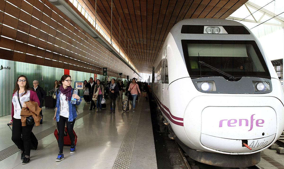 Tren de Adif Alta Velocidad en una parada