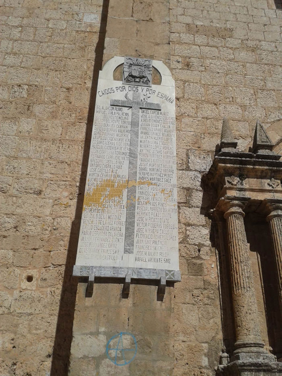 Símbolo franquista en la iglesia de La Roda en Albacete 