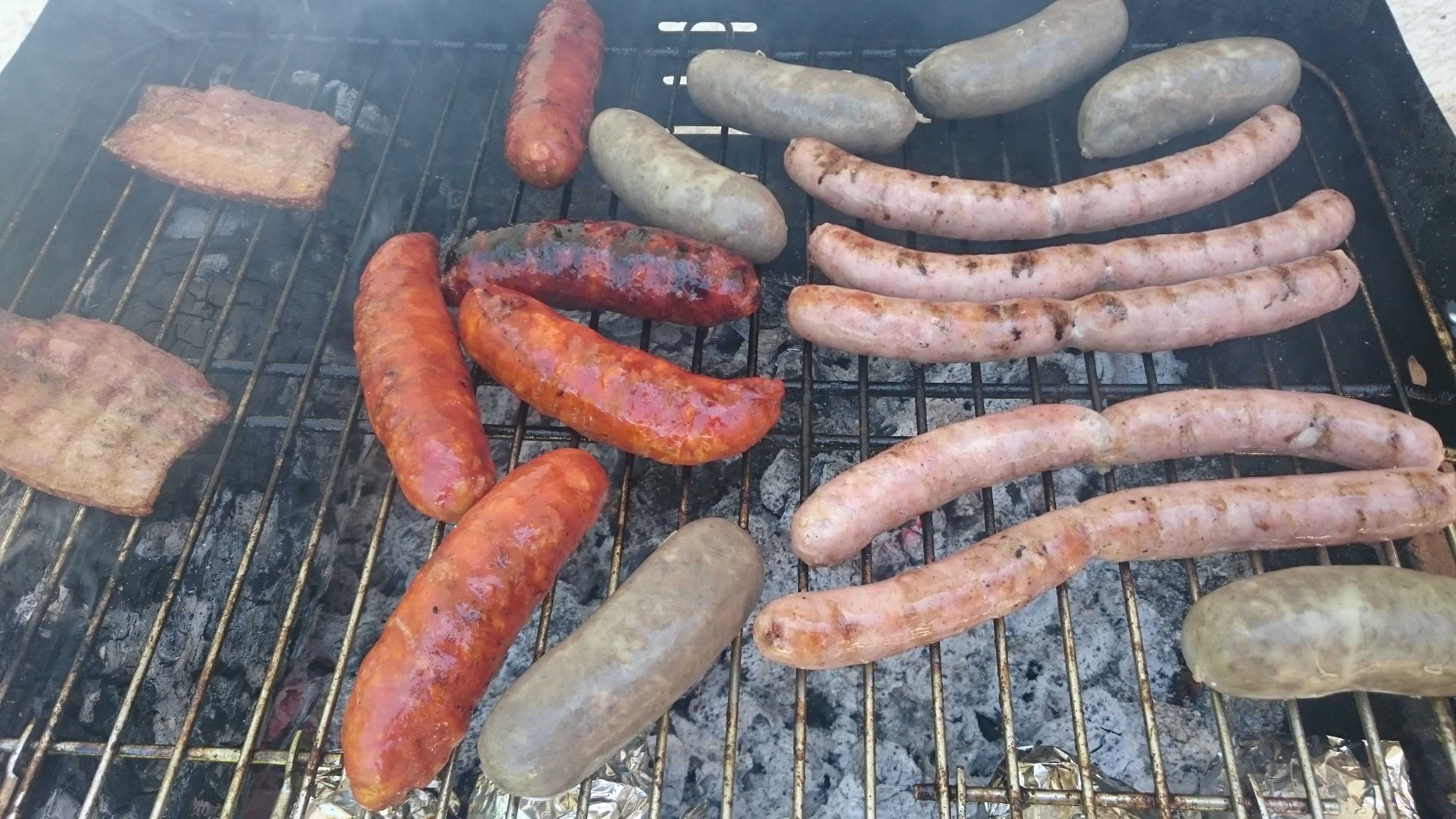 Barbacoa de embutidos frescos de la zona y ensalada verde