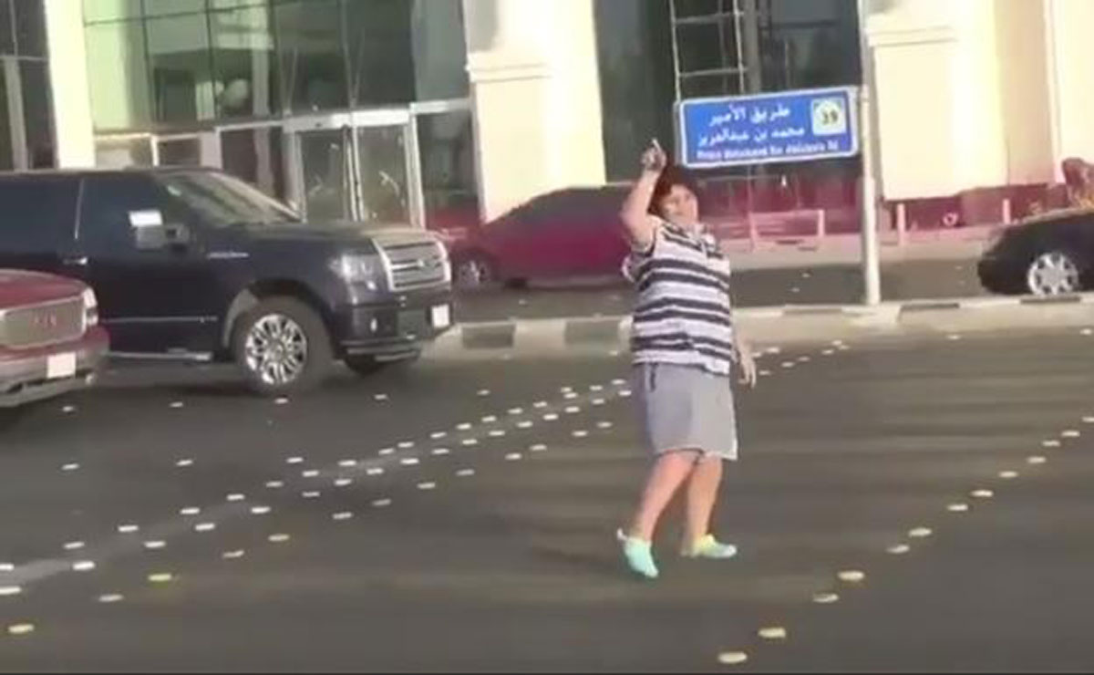 Imagen del joven de 14 años bailando en Arabia Saudí frente a los conductores.