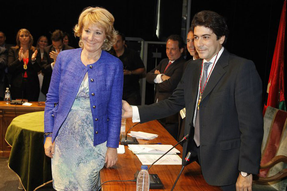 Toma de posesión de David Pérez como alcalde de Alcorcón junto a Esperanza Aguirre
