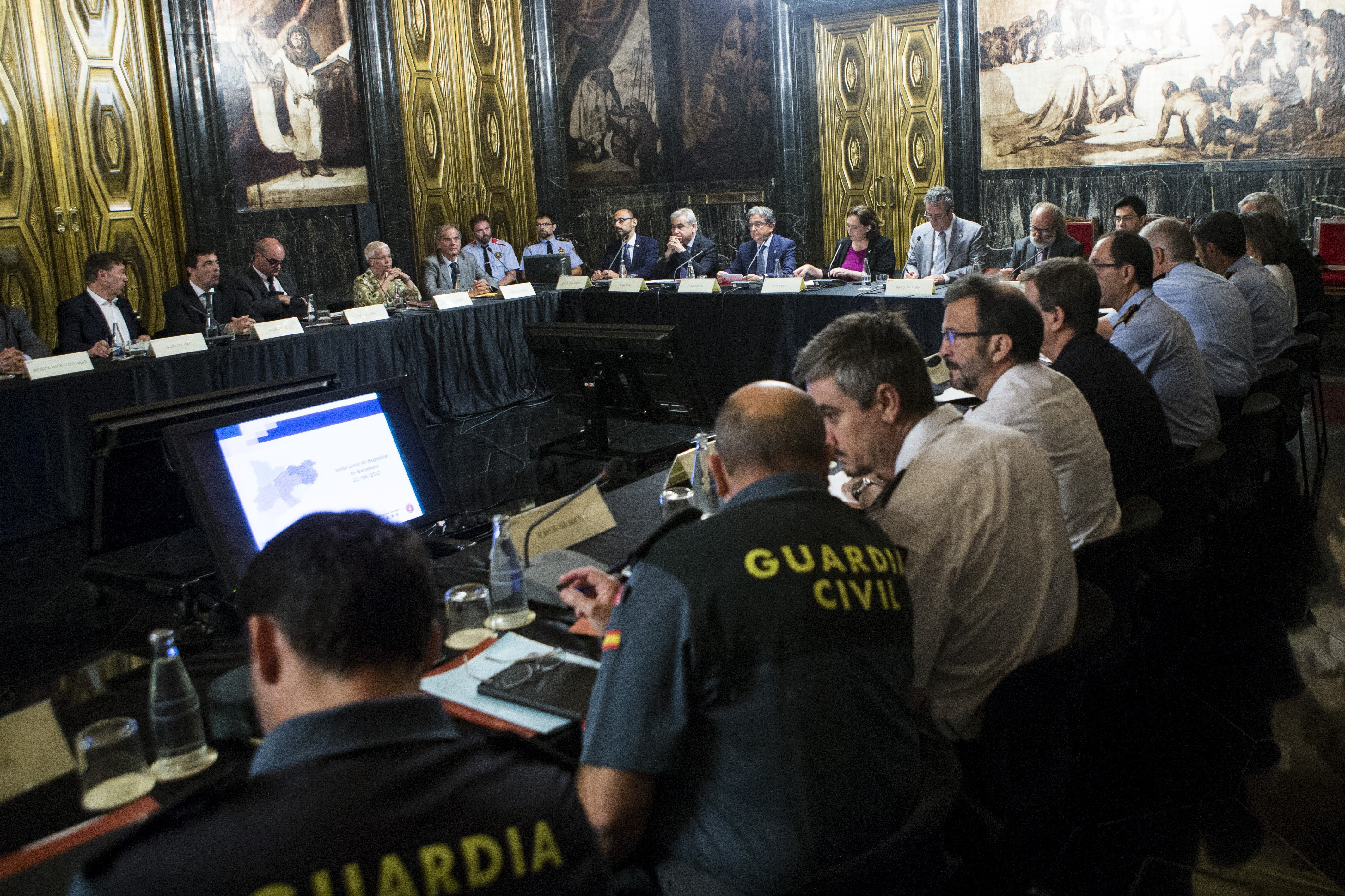 La alcaldesa Ada Colau  ha presidido la reunión de la Junta Local de Seguridad para evaluar el operativo que se activó tras el atentado en La Rambla y analizar si es necesario implantar nuevas medidas