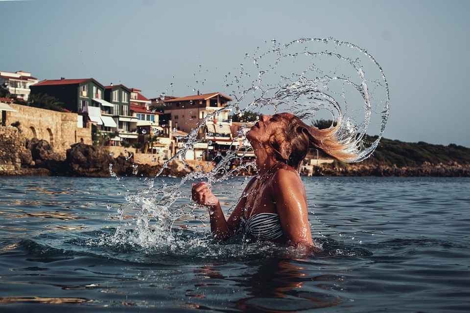 Joven saliendo del agua en la playa