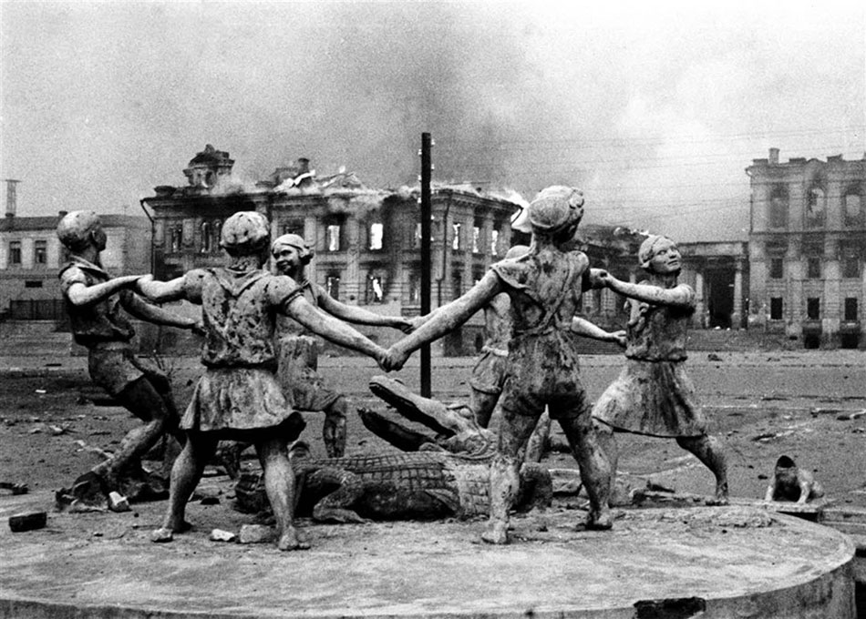 Estatua de Stalingrado en 1942 después de los ataques del ejercito Nazi