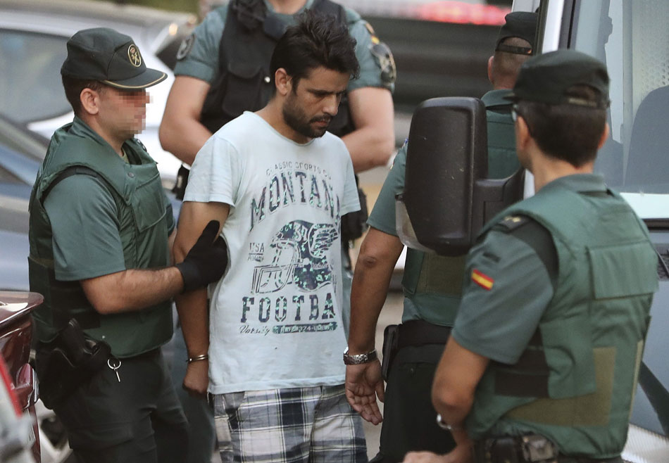 Salah El Karib, uno de los detenidos tras los atentados de Cataluña siendo trasladado a la Audiencia Nacional por la Guardia Civil