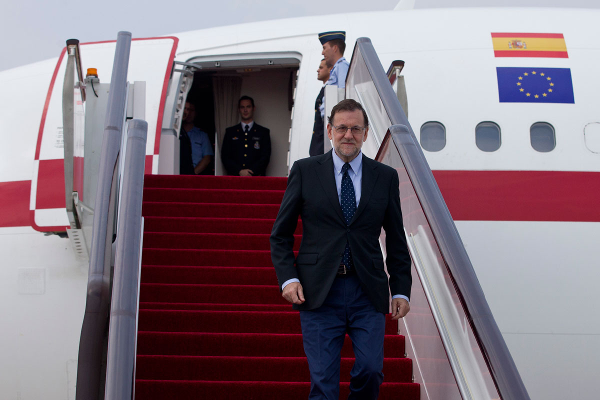 El presidente del Gobierno, Mariano Rajoy, descendiendo del avión oficial