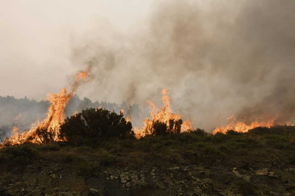 Fotografía que muestra el paisaje de Iruela, uno de los afectados por el incendio forestal intencionado que se declaró la noche del pasado lunes en Encinedo (León), en la comarca de La Cabrera. 