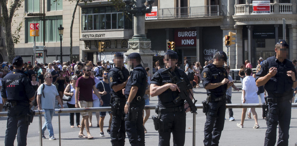 Aspecto de las Ramblas desde la plaza Cataluña con un fuerte dispositivo de seguridad