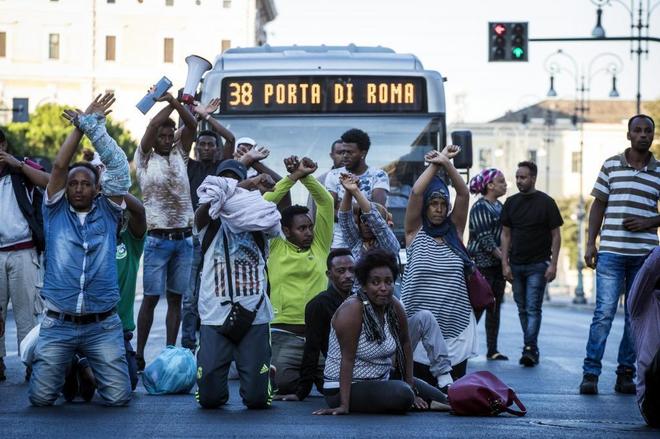 Un centenar de inmigrantes protestan en la plaza de la Independencia en Roma, después de haber sido desalojados. 
