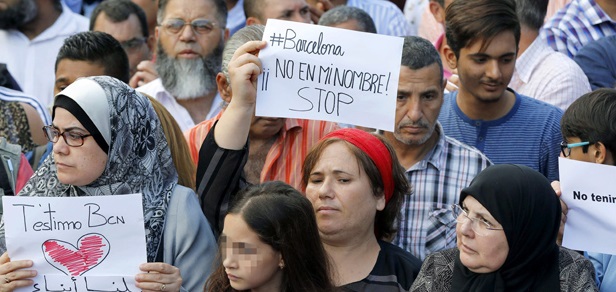 Un momento de la concentración en la Plaza Catalunya de Barcelona con el lema "La comunidad musulmana contra el terrorismo".