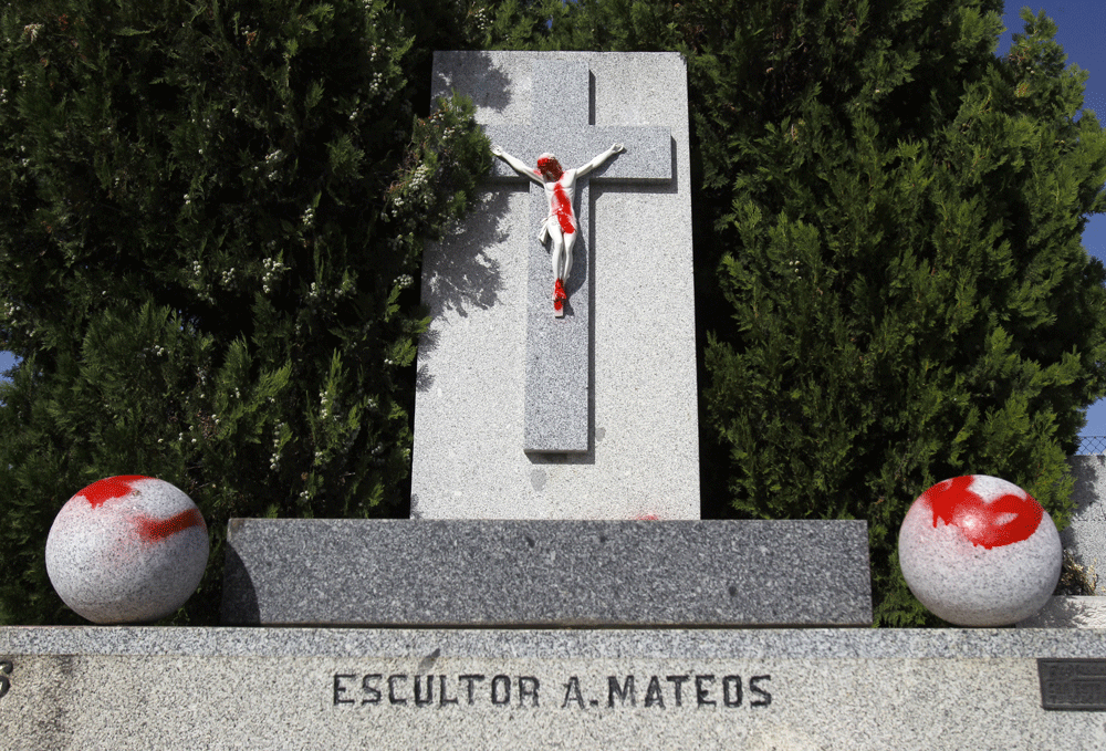 Vista del acto vandálico del pasado 16 de agosto sobre una tumba del cementerio de la Almudena de Madrid. 