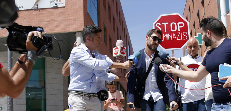 Antonio David Flores comparece en los juzgados de Alcobendas rodeado de publicidad de 'Stop Feminazis'. 