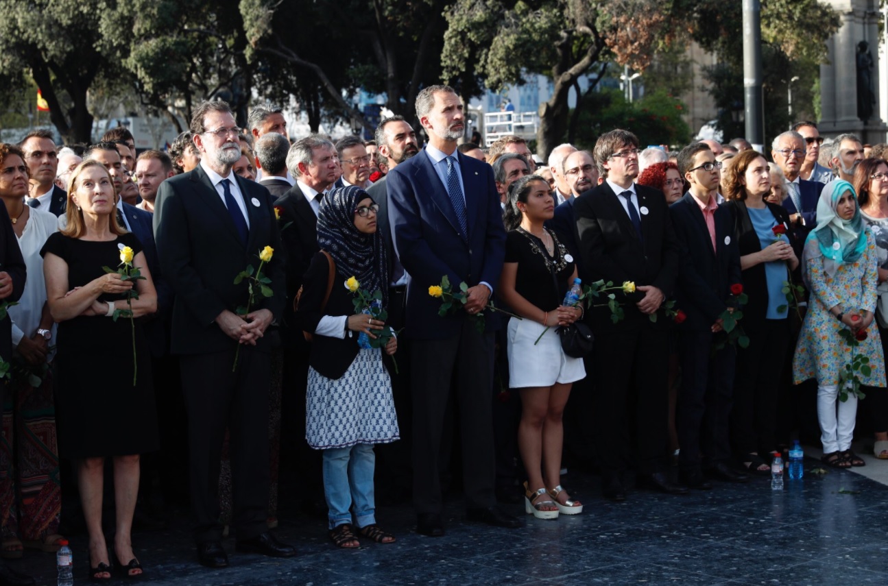 El rey Felipe VI junto a Mariano Rajoy, Carles Puigdemont y Ana Pastor en la manifestación contra el terrorismo en Barcelona