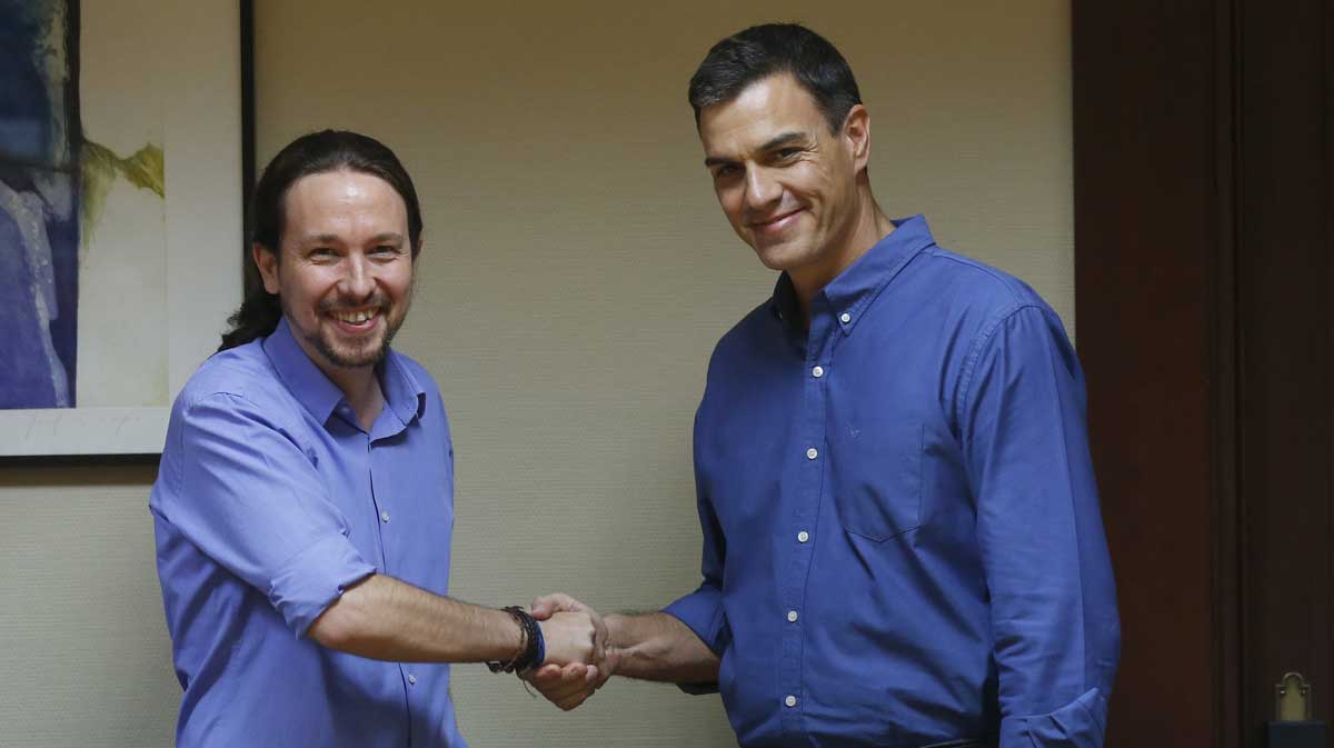 Pablo Iglesias y Pedro Sánchez se saludan el pasado 17 de julio